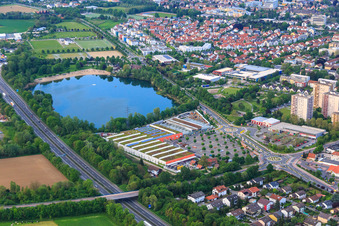 Vue aérienne de Marché OBI Bensheim au lac de baignade à Bensheim dans le département Hesse, Allemagne