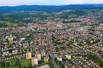 Vue aérienne de Schwanheimer Straße jusqu'à la gare à Bensheim dans le département Hesse, Allemagne