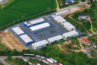 Vue aérienne de Camp de conteneurs pour réfugiés et demandeurs d'asile à Bensheim dans le département Hesse, Allemagne