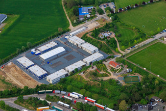 Photographie aérienne de Camp de conteneurs pour réfugiés et demandeurs d'asile à Bensheim dans le département Hesse, Allemagne