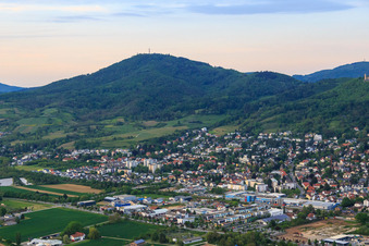 Vue aérienne de Vue de la ville au pied du Melibokus à le quartier Auerbach in Bensheim dans le département Hesse, Allemagne