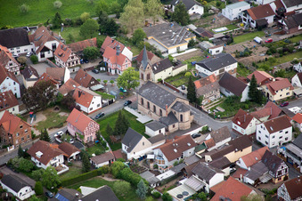 Vue aérienne de Bâtiment d'église au centre du village à le quartier Fehlheim in Bensheim dans le département Hesse, Allemagne