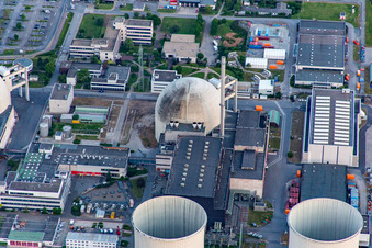 Centrale nucléaire à le quartier Wattenheim in Biblis dans le département Hesse, Allemagne vue d'en haut