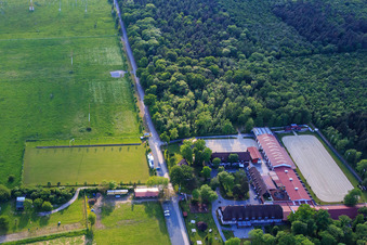 Vue aérienne de Centre d'événements Jägerhof à Biblis dans le département Hesse, Allemagne