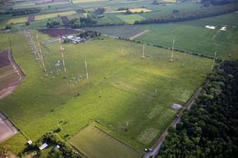 Vue aérienne de Antennes à Biblis dans le département Hesse, Allemagne