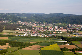 Vue aérienne de Vue des rues et des maisons dans les quartiers résidentiels à Bickenbach dans le département Hesse, Allemagne