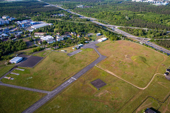 Vue aérienne de Piste avec aire de circulation de l'aérodrome August Euler à Griesheim à le quartier August-Euler-Fluplatz in Darmstadt dans le département Hesse, Allemagne