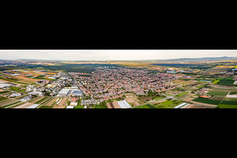 Vue aérienne de Perspective panoramique de la vue locale des rues et maisons des quartiers résidentiels à Griesheim dans le département Hesse, Allemagne