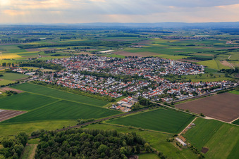 Vue aérienne de Dornheim dans le département Hesse, Allemagne