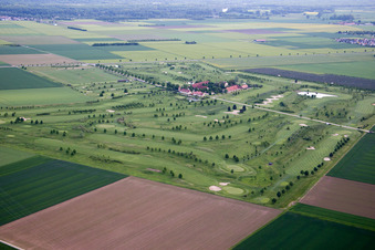 Vue aérienne de Terrain de golf Kiawah Golf Park Landgut Hof Hayna à le quartier Leeheim in Riedstadt dans le département Hesse, Allemagne