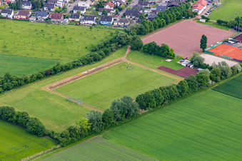 Vue aérienne de Terrain de football à le quartier Leeheim in Riedstadt dans le département Hesse, Allemagne