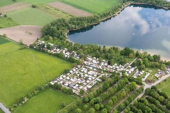 Vue aérienne de Caravanes et tentes - camping - et emplacement pour tentes Riedsee à le quartier Leeheim in Riedstadt dans le département Hesse, Allemagne