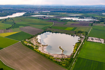 Vue aérienne de Dragage de gravier Renneisen-Willge à le quartier Leeheim in Riedstadt dans le département Hesse, Allemagne