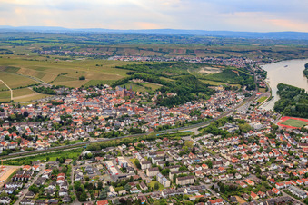 Vue aérienne de Ligne de chemin de fer vers le port à Oppenheim dans le département Rhénanie-Palatinat, Allemagne
