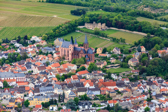 Vue aérienne de Ruines du château de Landskron au-dessus de l'église Sainte-Catherine Oppenheim à Oppenheim dans le département Rhénanie-Palatinat, Allemagne