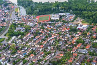 Vue aérienne de Au Kläuerchen et au gymnase de St. Katharinen Oppenheim à Oppenheim dans le département Rhénanie-Palatinat, Allemagne