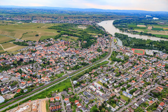 Vue aérienne de Vue d'ensemble de la ville depuis le sud-est à Oppenheim dans le département Rhénanie-Palatinat, Allemagne