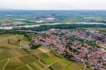 Vue aérienne de Village avec l'église Sainte-Catherine et le château de Landskron au bord du Rhin à Oppenheim dans le département Rhénanie-Palatinat, Allemagne