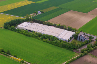 Vue aérienne de Hall avec cave à vins et mousseux Jakob Gerhardt Niersteiner Schlosskellerei GmbH & Co. KG, Prinz von Preussen Wine and Sparkling Wine Cellar GmbH, spécialités de réglisse - Bella Germany GmbH et Aktiv Mainz Building Services à Dexheim dans le département Rhénanie-Palatinat, Allemagne