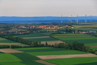 Vue aérienne de Vue du village depuis l'ouest devant le parc éolien à Dorn-Dürkheim dans le département Rhénanie-Palatinat, Allemagne