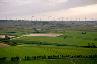 Vue aérienne de Éoliennes (WEA) - parc éolien - sur une colline à Gau-Odernheim à le quartier Heßloch in Dittelsheim-Heßloch dans le département Rhénanie-Palatinat, Allemagne