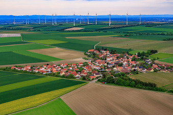 Vue aérienne de Vue du village depuis l'ouest devant le parc éolien à Frettenheim dans le département Rhénanie-Palatinat, Allemagne