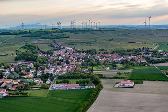 Vue aérienne de Vue sur le village à le quartier Dittelsheim in Dittelsheim-Heßloch dans le département Rhénanie-Palatinat, Allemagne