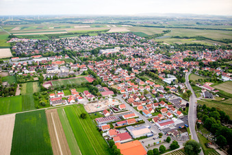 Vue aérienne de Vue des rues et des maisons dans les quartiers résidentiels à Westhofen dans le département Rhénanie-Palatinat, Allemagne