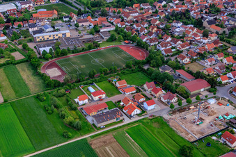 Vue aérienne de Stade et terrain de beach-volley du TG Westhofen à l'école Otto Hahn Westhofen à Westhofen dans le département Rhénanie-Palatinat, Allemagne