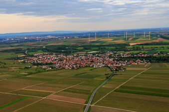 Vue aérienne de Vue du village depuis le nord devant le parc éolien à le quartier Abenheim in Worms dans le département Rhénanie-Palatinat, Allemagne