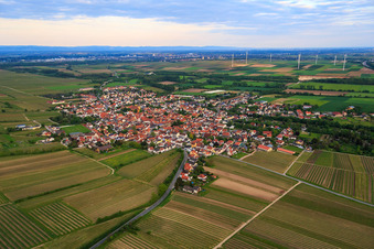 Vue oblique de Vue du village depuis le nord devant le parc éolien à le quartier Abenheim in Worms dans le département Rhénanie-Palatinat, Allemagne
