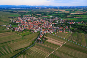 Vue du village depuis le nord devant le parc éolien à le quartier Abenheim in Worms dans le département Rhénanie-Palatinat, Allemagne d'en haut