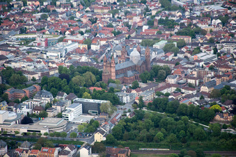 Vue aérienne de Cathédrale impériale Saint-Pierre à Worms dans le département Rhénanie-Palatinat, Allemagne