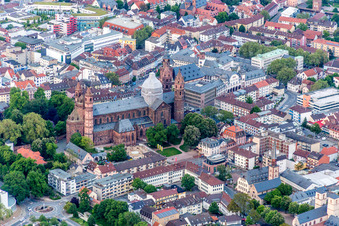 Vue aérienne de Bâtiment de l'église de la cathédrale impériale Saint-Pierre à Worms dans le département Rhénanie-Palatinat, Allemagne