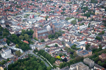 Vue aérienne de Cathédrale impériale Saint-Pierre à Worms dans le département Rhénanie-Palatinat, Allemagne