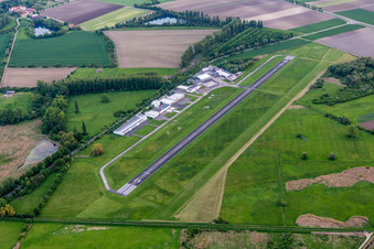 Vue aérienne de Piste avec zone de circulation de l'aéroport de Flugplatz GmbH Worms à Worms dans le département Rhénanie-Palatinat, Allemagne