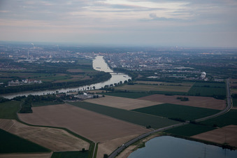 Vue aérienne de Ludwigshafen vu du nord à le quartier Mörsch in Frankenthal dans le département Rhénanie-Palatinat, Allemagne