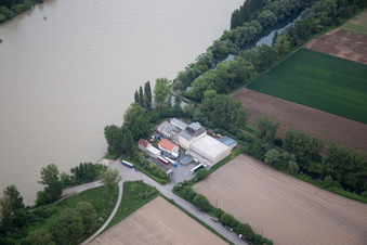 Vue aérienne de Transport de marchandises sur le Rhin à Worms dans le département Rhénanie-Palatinat, Allemagne