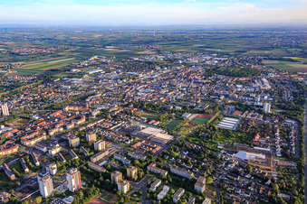 Vue aérienne de Vue d'ensemble de la ville depuis le sud avec Bender GmbH (une société Berry Global) à Frankenthal dans le département Rhénanie-Palatinat, Allemagne