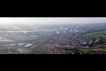 Vue aérienne de Installations techniques dans le parc industriel BASF sur le Rhin derrière le quartier d'Edigheim à le quartier Oppau in Ludwigshafen am Rhein dans le département Rhénanie-Palatinat, Allemagne