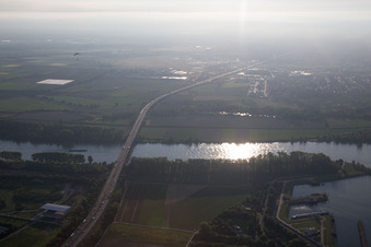 Vue aérienne de Pont de l'autoroute A6 sur le Rhin à le quartier Sandhofen in Mannheim dans le département Bade-Wurtemberg, Allemagne