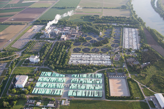 Station d'épuration des eaux usées de BASF à le quartier Mörsch in Frankenthal dans le département Rhénanie-Palatinat, Allemagne vue d'en haut