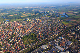 Vue aérienne de Centre-ville depuis le sud-est à Lampertheim dans le département Hesse, Allemagne