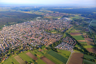 Vue aérienne de Vue d'ensemble de la ville depuis le sud-est à Lorsch dans le département Hesse, Allemagne