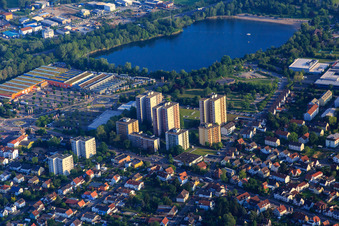 Vue aérienne de Taunusanlage devant le lac de baignade à Bensheim dans le département Hesse, Allemagne