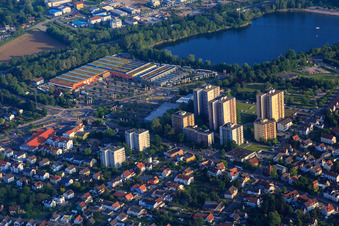 Vue aérienne de OBI et Taunusanlage devant le lac de baignade à Bensheim dans le département Hesse, Allemagne