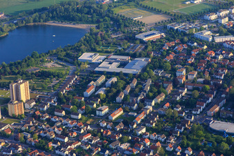 Vue aérienne de Geschwister-Scholl-School et école primaire dans le Kappesgärten au bord du lac de baignade à Bensheim dans le département Hesse, Allemagne