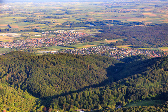 Vue aérienne de Vue de la ville depuis l'est à le quartier Alsbach in Alsbach-Hähnlein dans le département Hesse, Allemagne