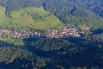 Vue aérienne de Vue du village depuis l'est à le quartier Balkhausen in Seeheim-Jugenheim dans le département Hesse, Allemagne