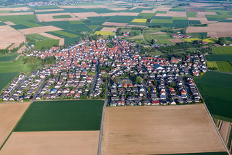 Vue aérienne de Champs agricoles et terres agricoles à le quartier Semd in Groß-Umstadt dans le département Hesse, Allemagne